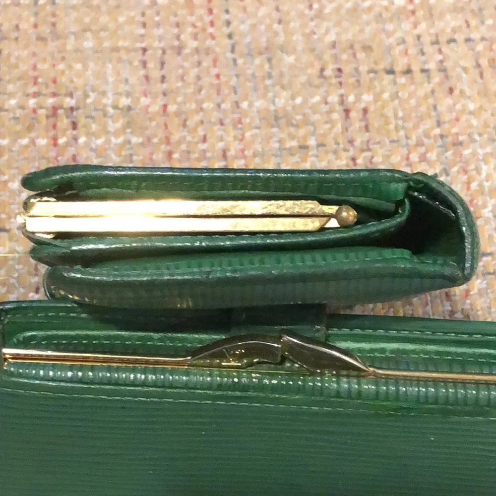LOUIS VUITTON Green EPI Leather Kiss Lock Bifold Wallet MI1916